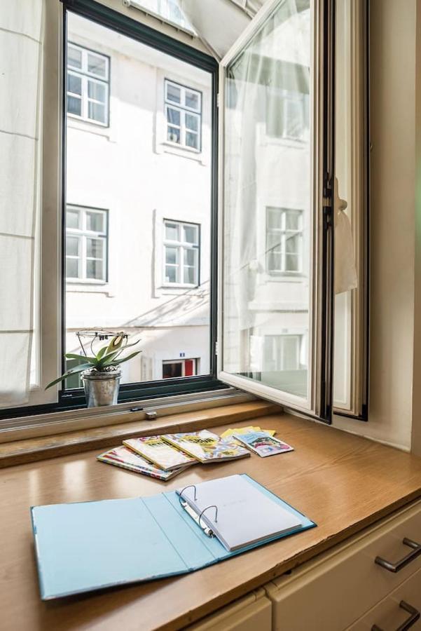 Apartamento No Coração Do Chiado, Rua Garrett * Lisboa